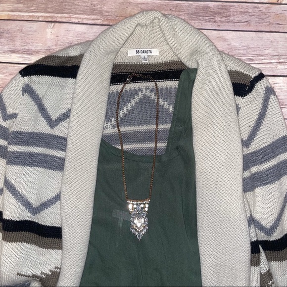 *FREE w purchase eligible* BaubleBar Crystal Arrow Pendant Necklace - Picture 7 of 9